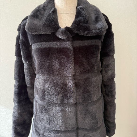 Plush Faux Fur Coat - Picture 5 of 5